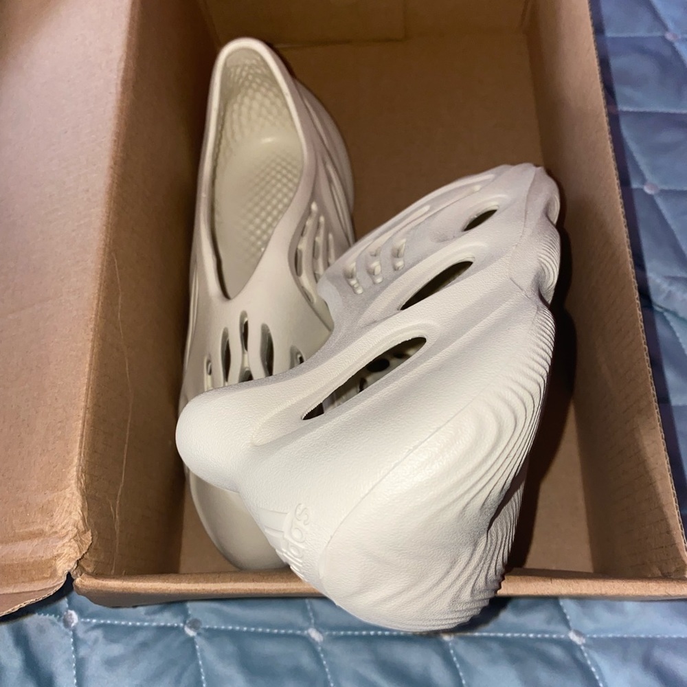 Size 5 foam runners. Runs small .
